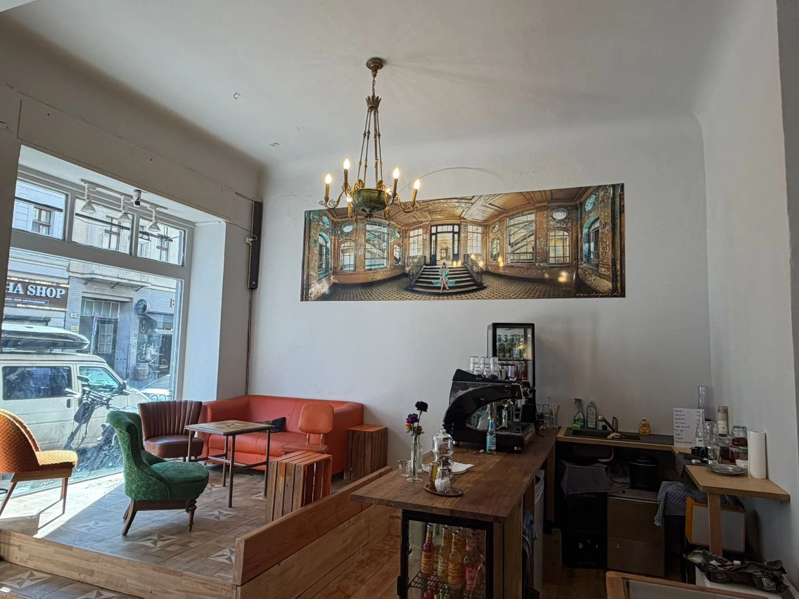 Kaffee im Ladencafé der Oranienstraße 22