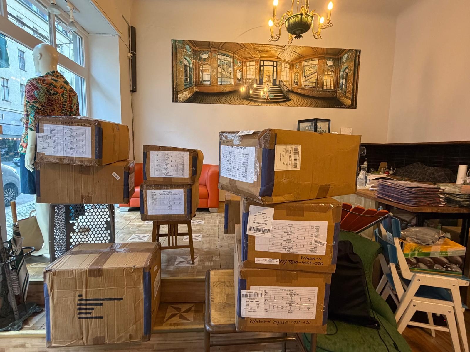 Die neuen Sommermodelle auf dem Kleiderständer im Laden
