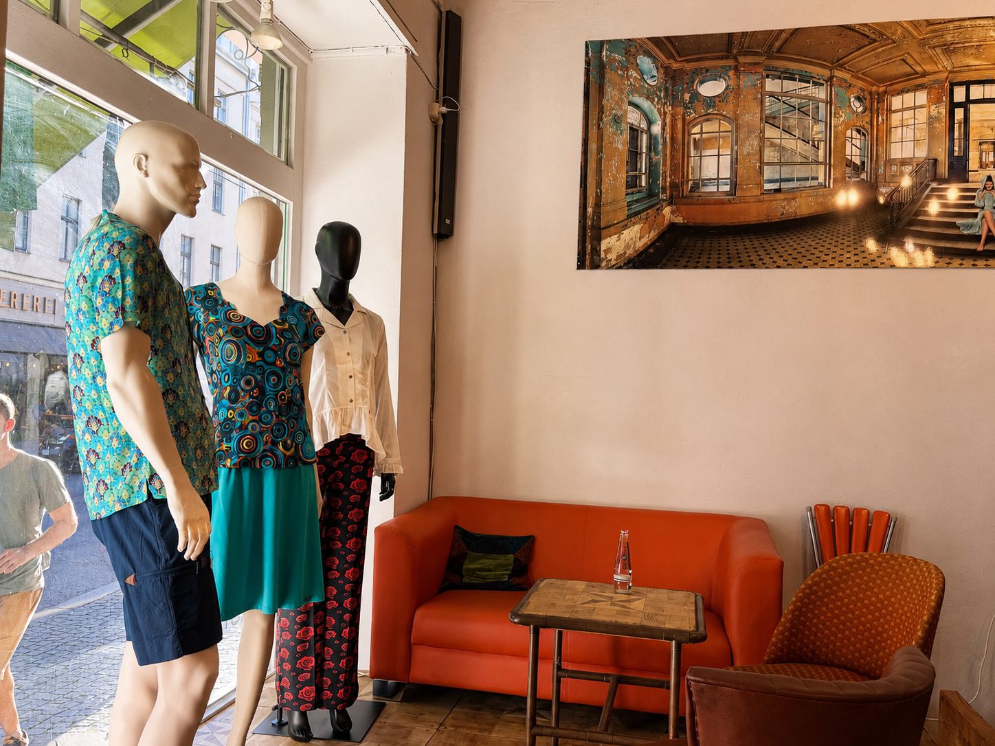 Schaufenster des Ladens in der Oranienstraße 22 mit den neuen Sommermodellen