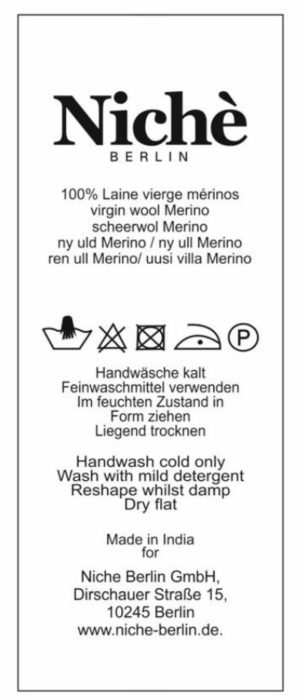 Etikett im Kleidungsstück mit der Zusammensetzung 100 % Merinowolle und den Pflegesymbolen: Handwäsche, nicht bleichen, nicht im Trockner, Bügeln bei niedriger Temperatur, chemische Reinigung P