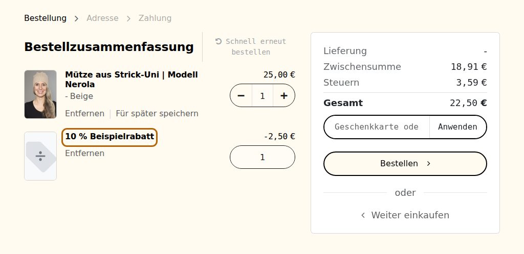 Warenkorb mit zwei Zeilen: die Mütze für 25,00 Euro und darunter die hervorgehobene Zeile 10 % Beispielrabatt mit minus 2,50 Euro. Rechts steht die Gesamtsumme 22,50 Euro.