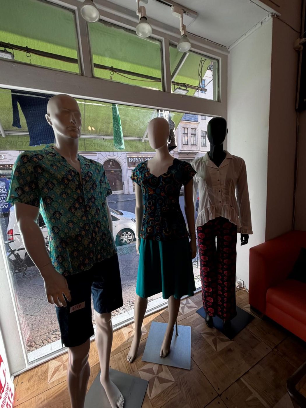 Drei Schaufensterpuppen im Laden, gekleidet in gemusterte Chapati-Modelle