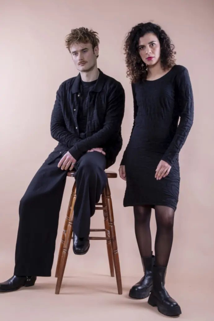 Zwei Modelle in schwarzem Strick aus der Kollektion von Nichè Berlin