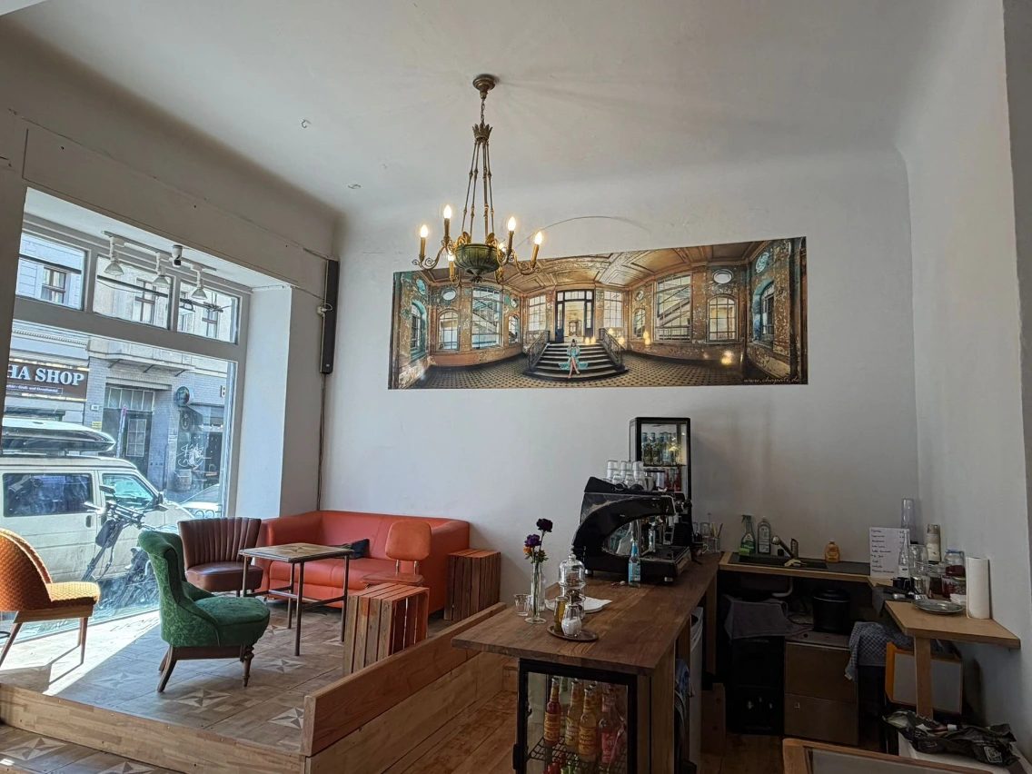 Sitzecke und Kaffeemaschine im vorderen Teil des Ladens