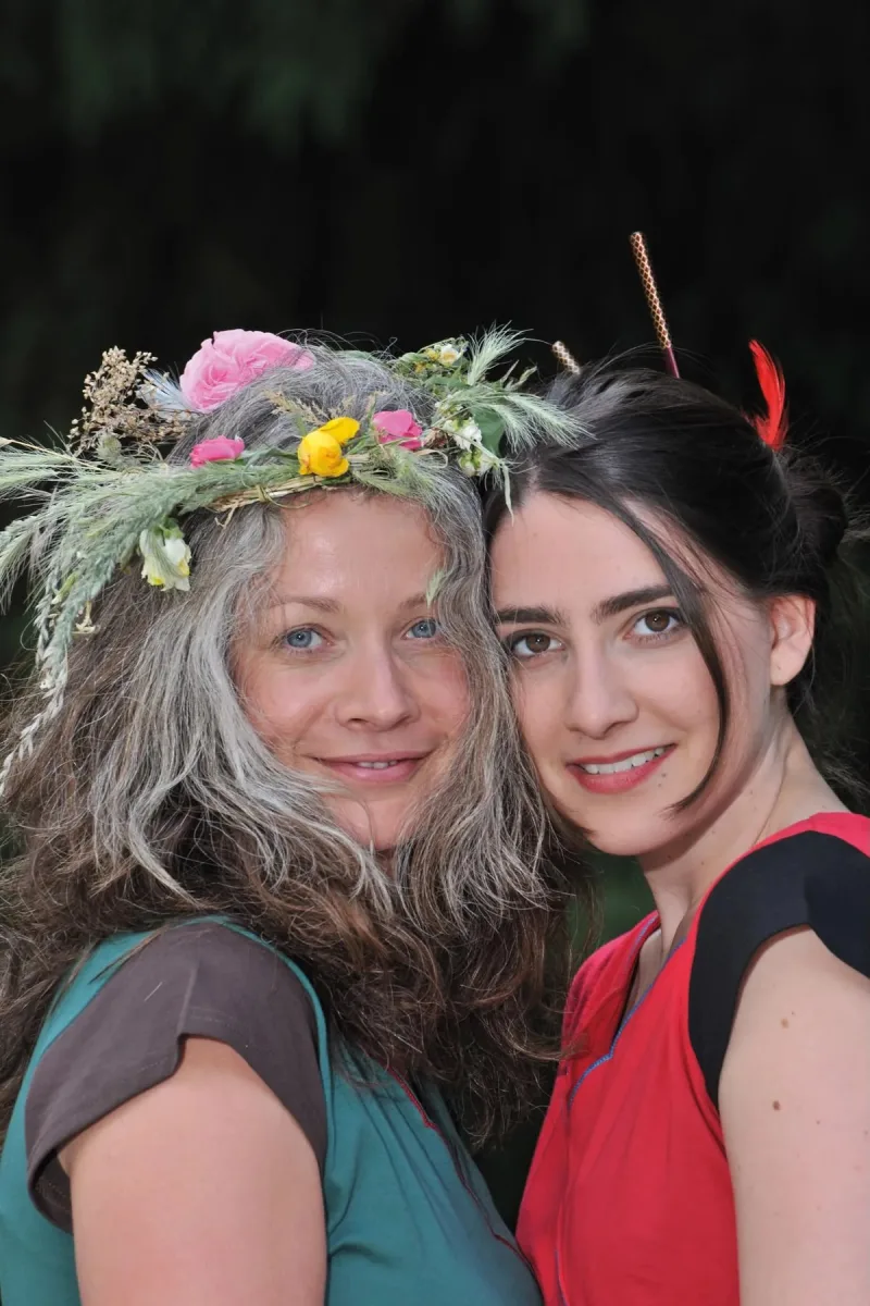 Zwei Frauen aus dem Chapati-Archiv, eine mit Blumenkranz im Haar, die andere in einem roten Oberteil