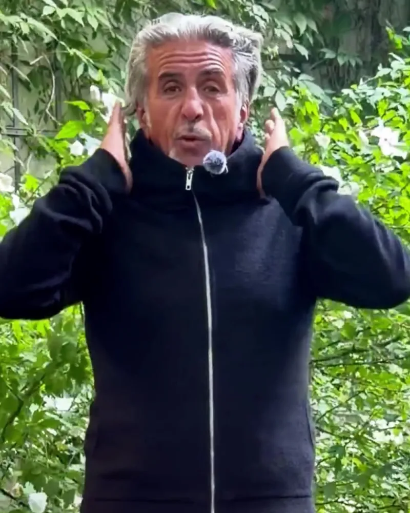 Hamid in der geschlossenen Jacke Nilo, der Schalkragen steht bis zum Kinn