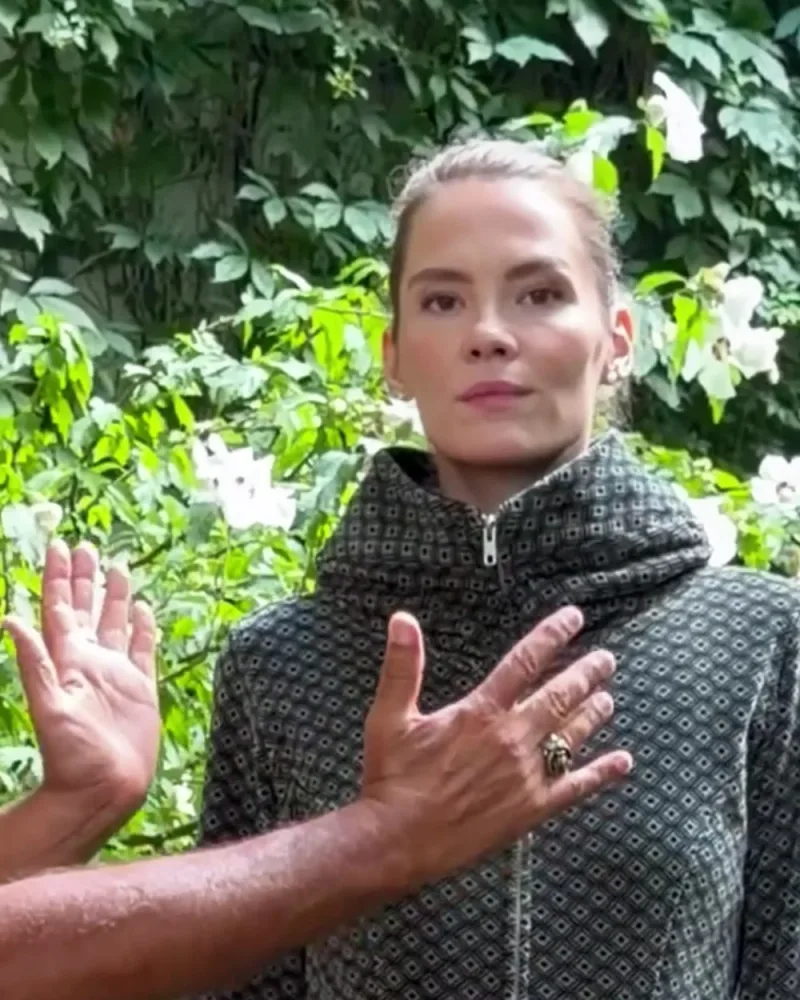 Hamid zeigt auf die Biesen an der Samtjacke Jessy, Elisabeth trägt die Stulpen über den Händen