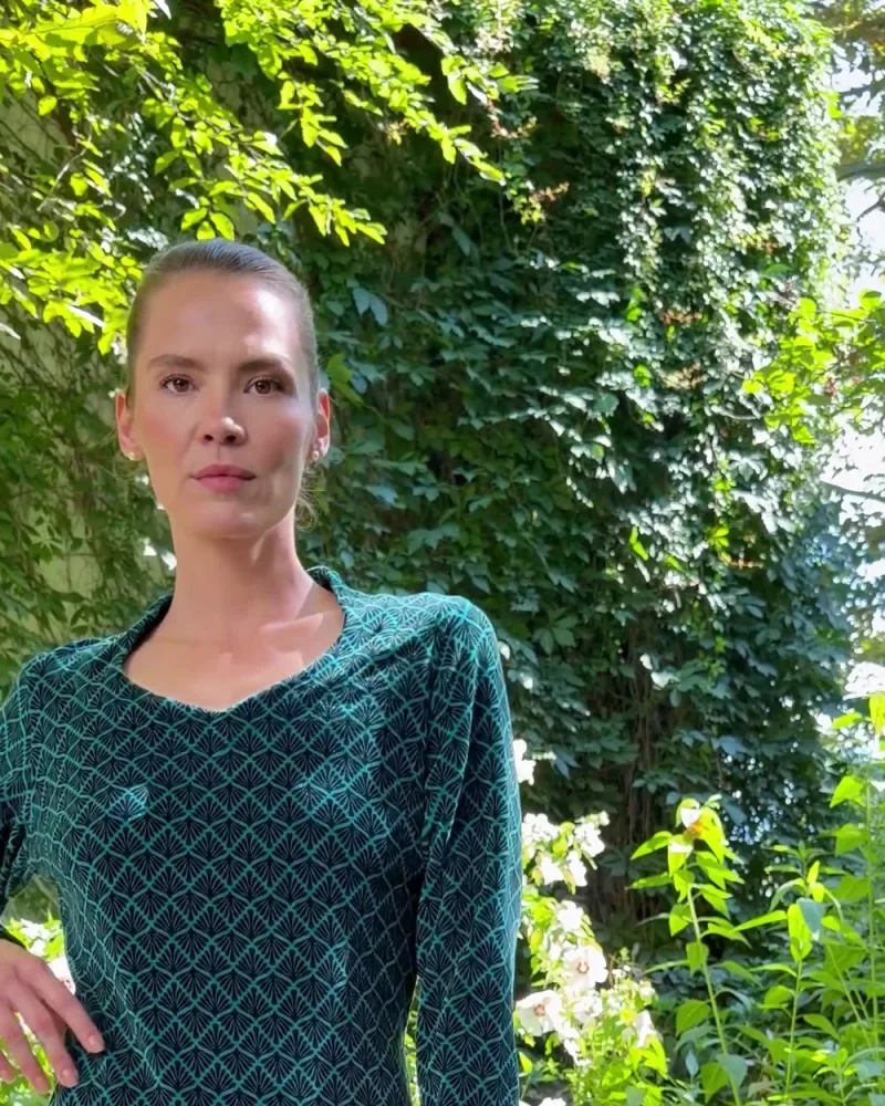 Elisabeth allein im Garten im Kleid Kahina mit Rautenmuster
