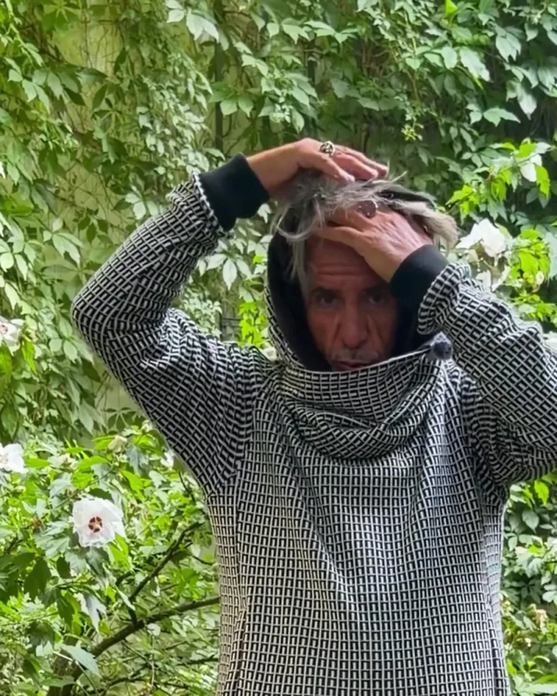 Hamid setzt die Kapuze des Pullovers Nils auf