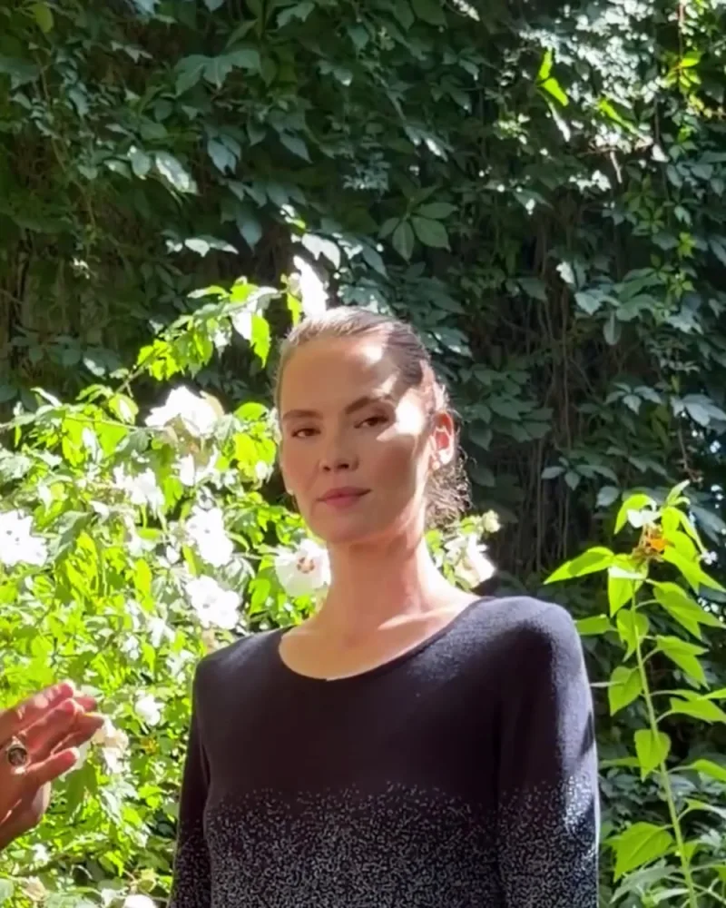Elisabeth im Pullover Nalea, oben dunkelblau, nach unten mit hellblauen Punkten
