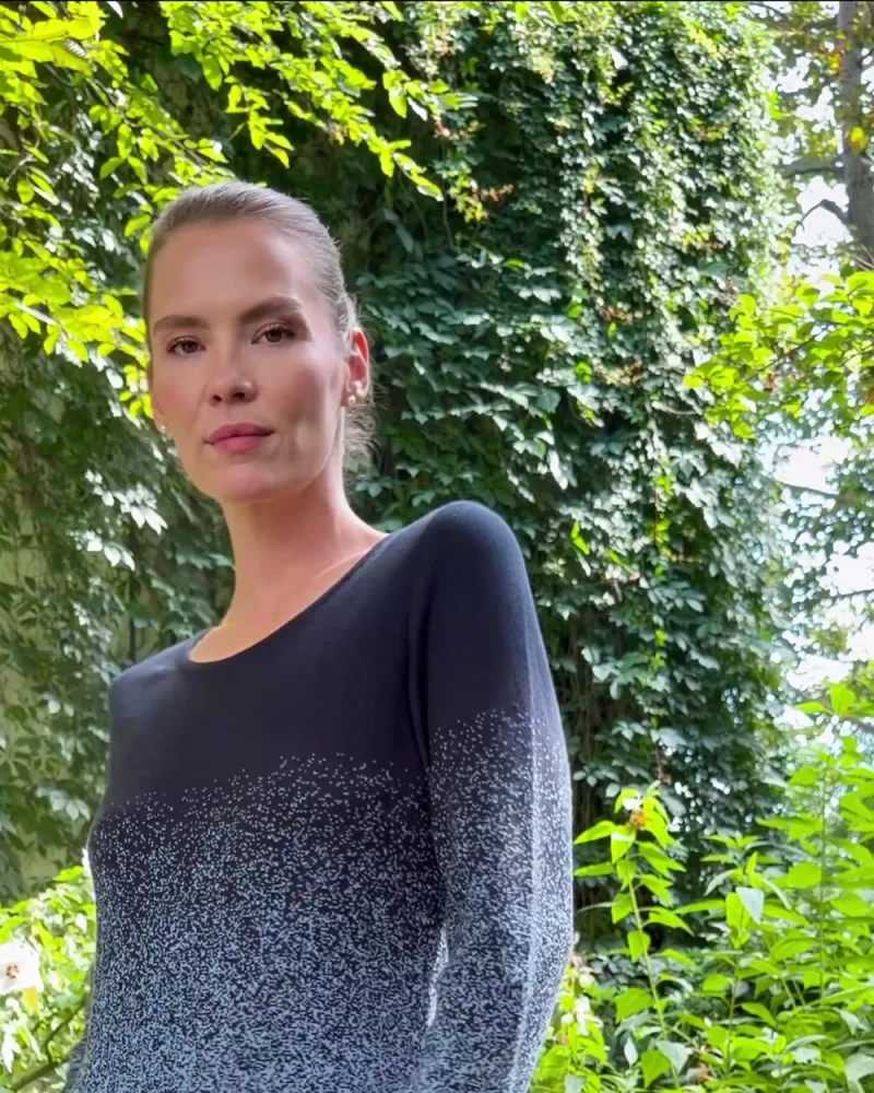 Elisabeth allein im Garten im Pullover Nalea mit Farbverlauf