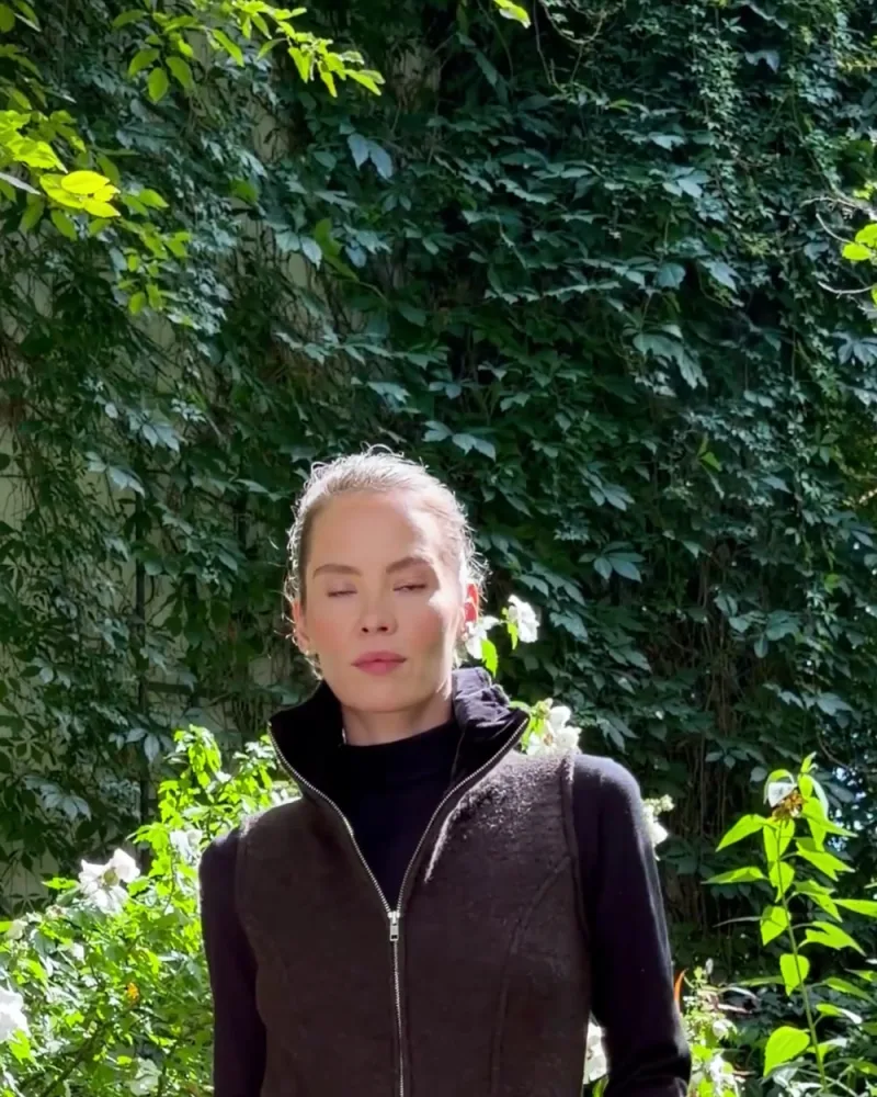 Elisabeth geht in der Weste Nicla durch den Garten