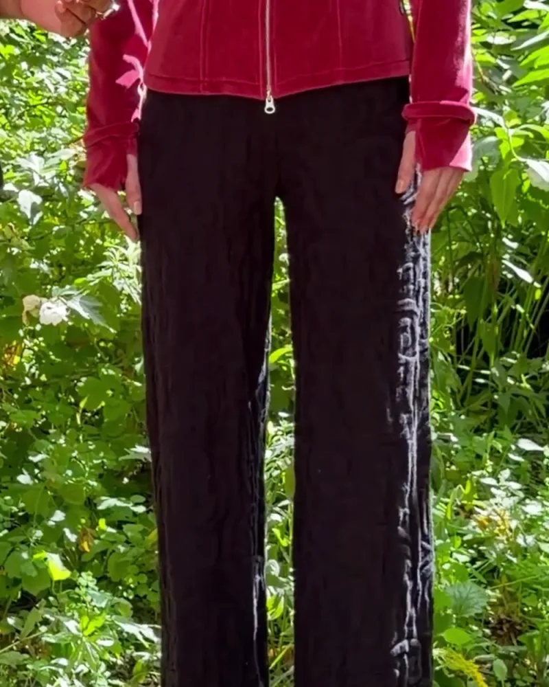 Die schwarze Strickhose Ninella mit weitem Bein und erhabenem Ornamentmuster