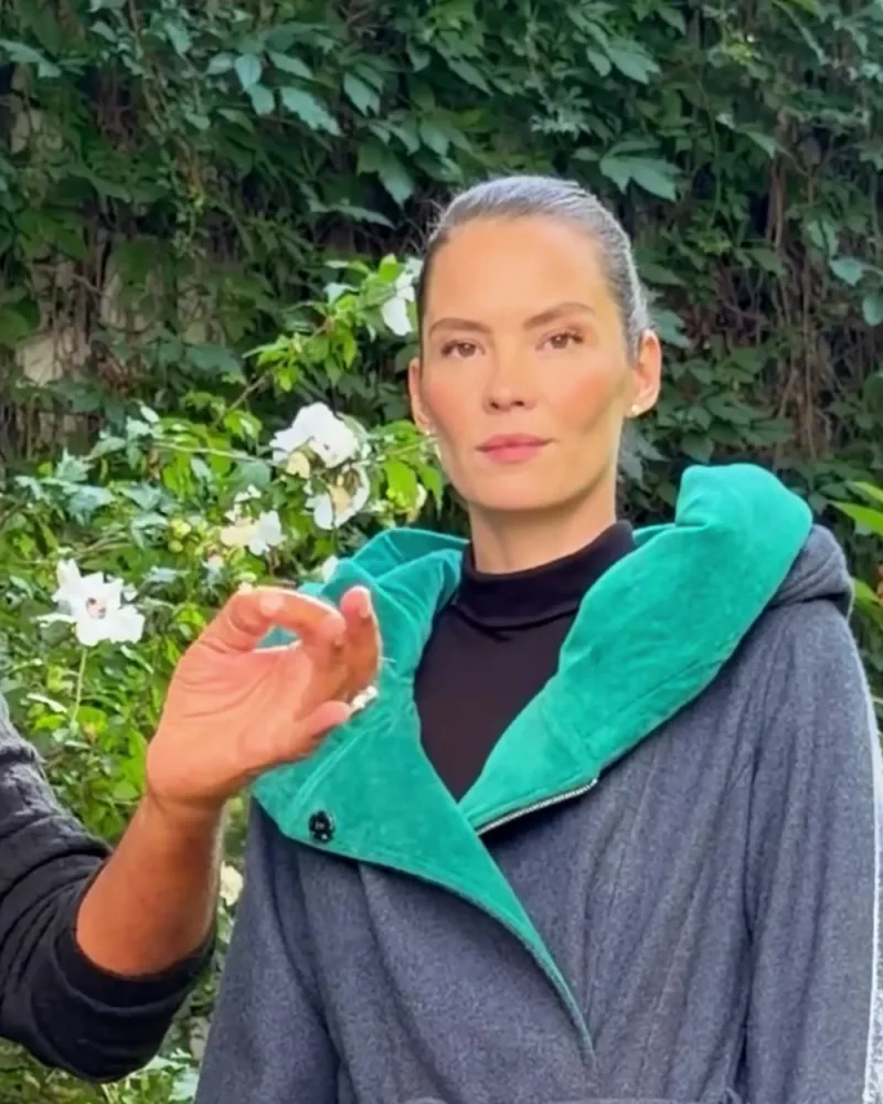 Elisabeth im blauen Mantel Mara mit Gürtel, großer Kapuze und Stulpen in Petrol