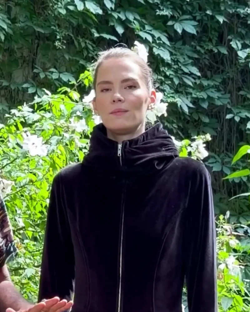 Elisabeth im schwarzen Samtmantel Jamira mit Biesen und hohem Kragen