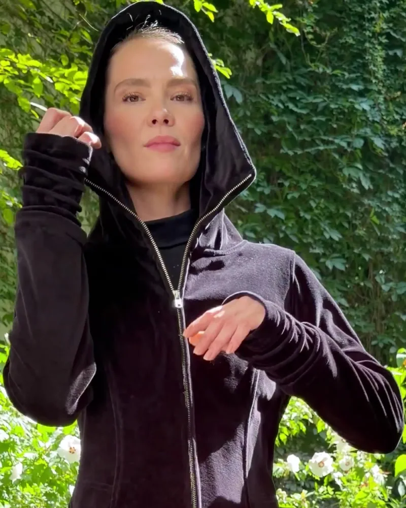 Elisabeth trägt die Kapuze des Mantels Jamira