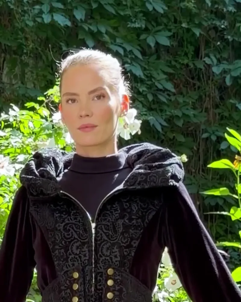 Elisabeth im schwarzen Mantel Madonna aus Brokat und Samt, an der Taille eng, darunter Volants