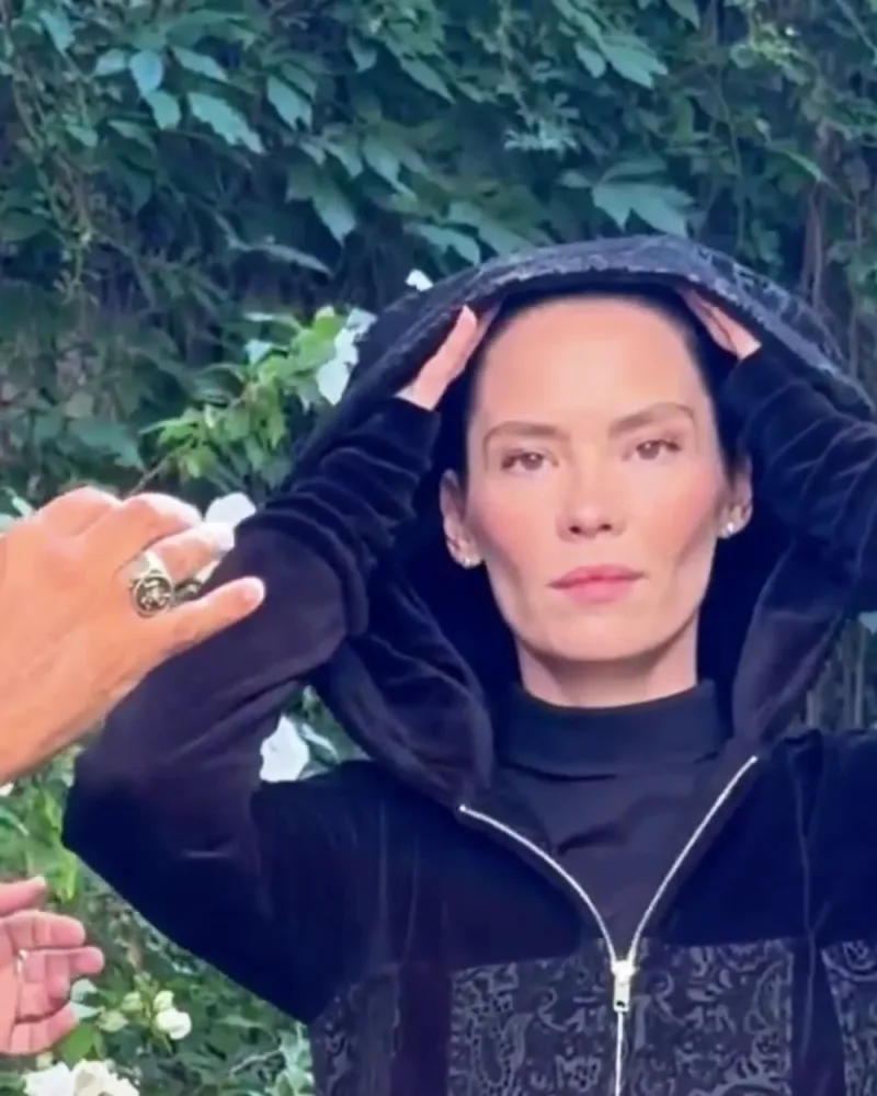 Elisabeth trägt die Samtkapuze des Mantels Melissa