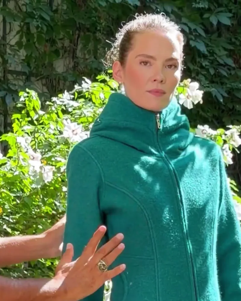 Elisabeth in der petrolfarbenen Jacke Nayana aus Merinowolle mit hohem Kragen