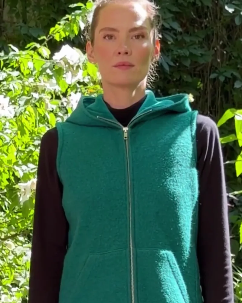 Elisabeth in der petrolfarbenen Weste Yasmin über einem schwarzen Langarmshirt