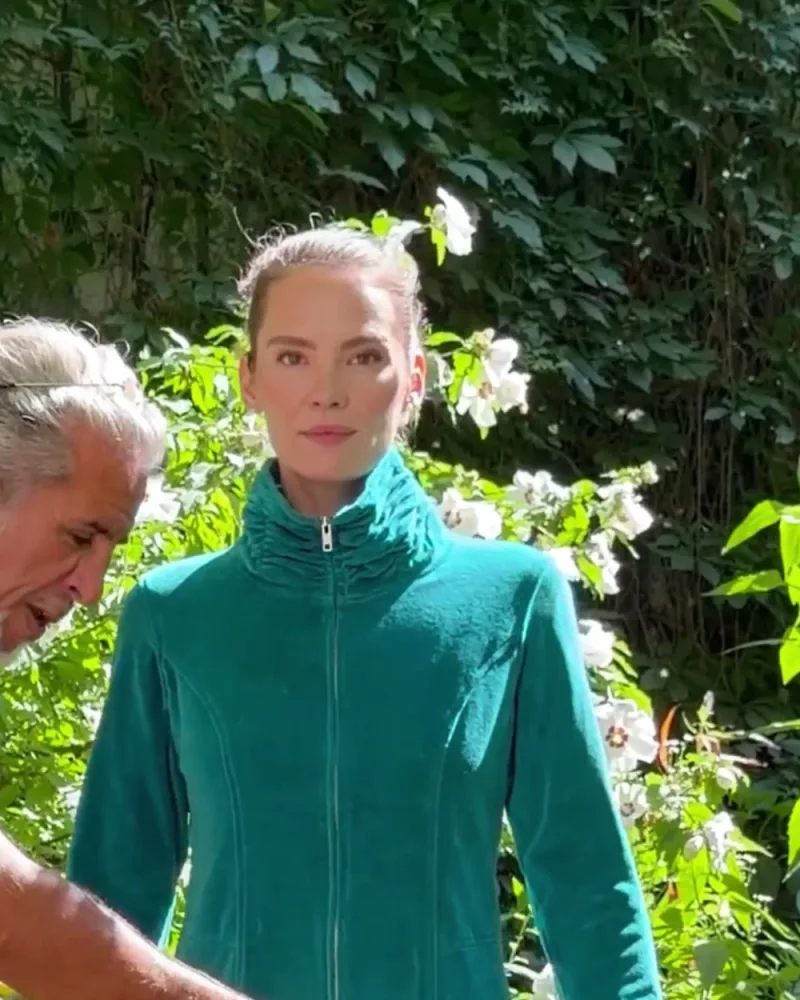 Hamid zeigt auf die Tasche der Jacke Jacqueline