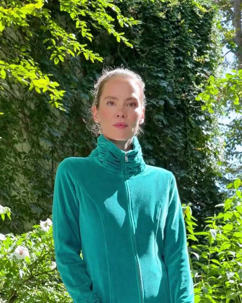 Elisabeth in der Jacke Jacqueline mit gesmoktem Stehkragen