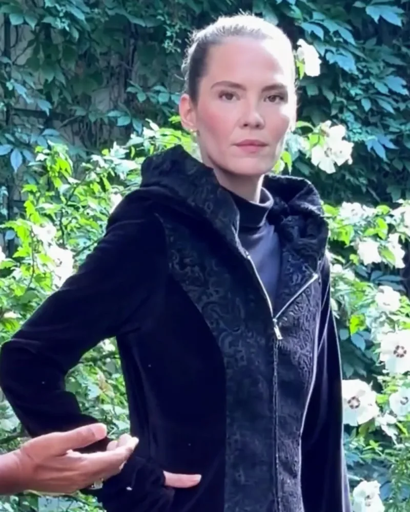 Elisabeth von der Seite in der Jacke Jessica