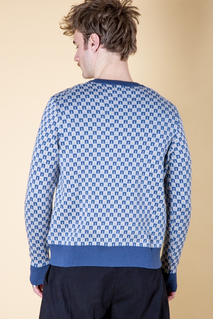 Rückansicht bis zur Hüfte: hellblauer Pullover aus Strick-Jacquard mit dunkelblauem Rechteckmuster und kontrastierendem blauem Rippbund.