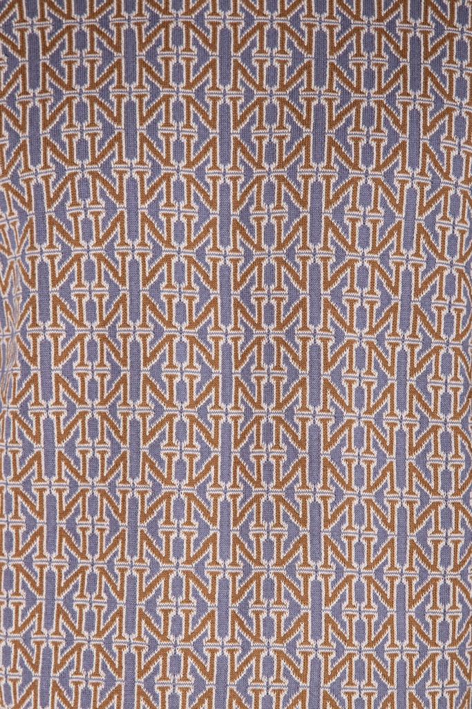 Makroaufnahme des Pullover-Stricks: ockerfarbene und blaue Streben bilden auf braun-grauem Grund ein dichtes geometrisches Jacquardmuster.