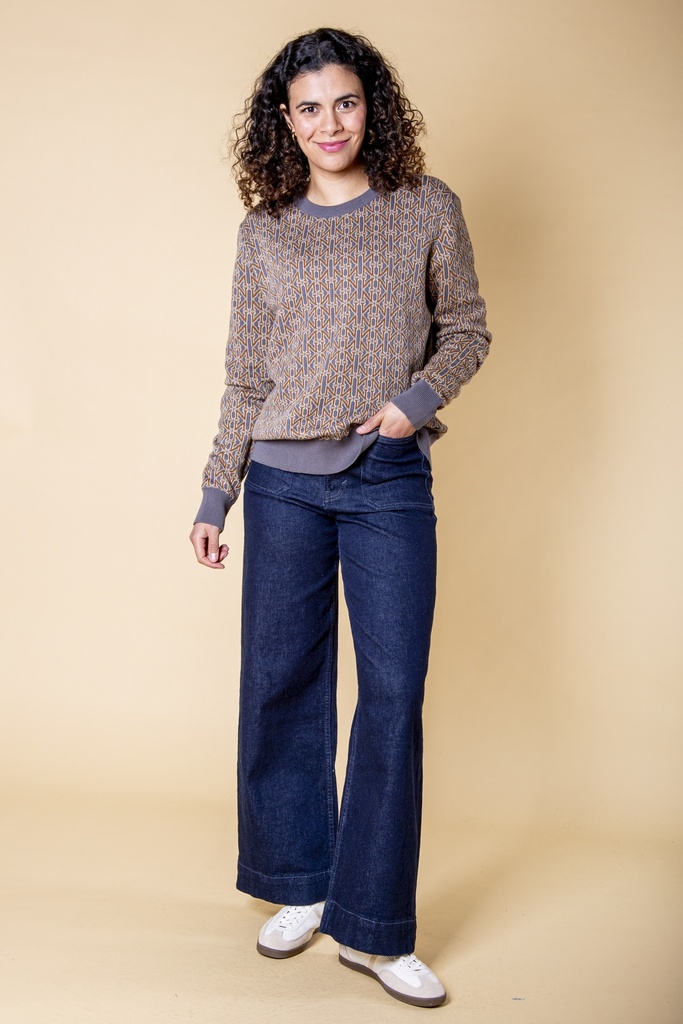 Ganzkörperansicht: braun-grauer Pullover aus Strick-Jacquard mit geometrischen Streben, geradem Schnitt und eng anliegenden Rippbündchen.