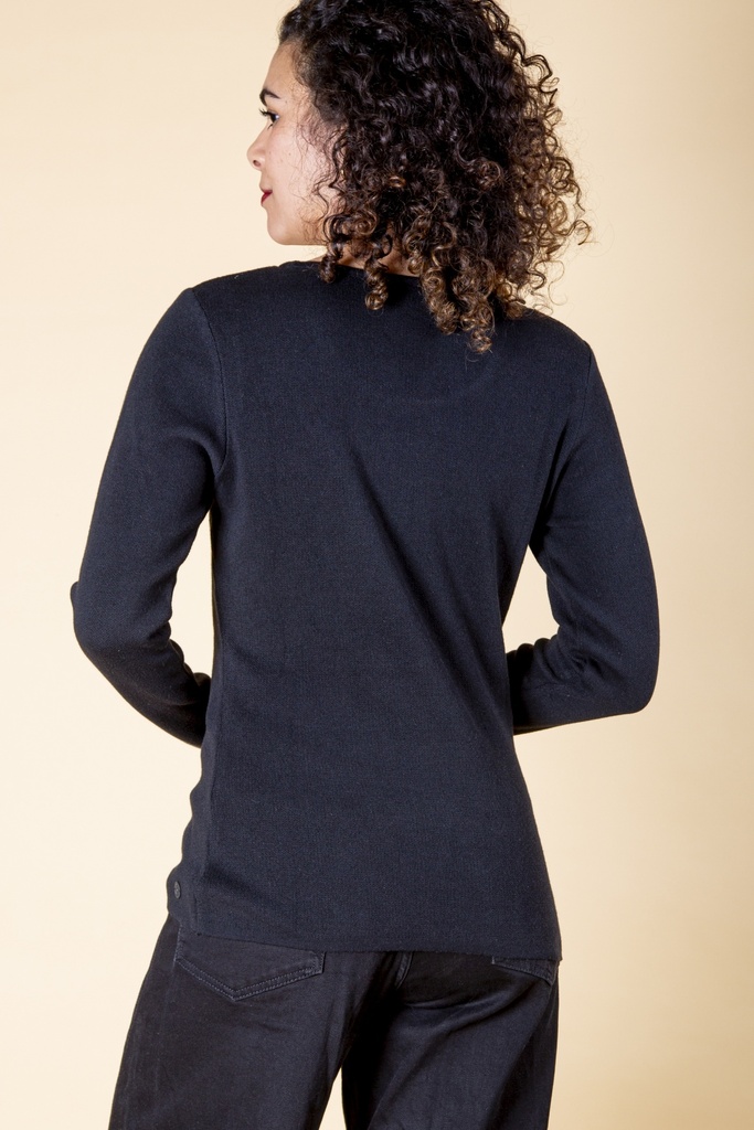 Rückansicht bis zur Hüfte: der schwarze Pullover aus Strick-Jacquard fällt glatt und gerade über die Hüfte, ohne Muster oder Teilungsnaht.