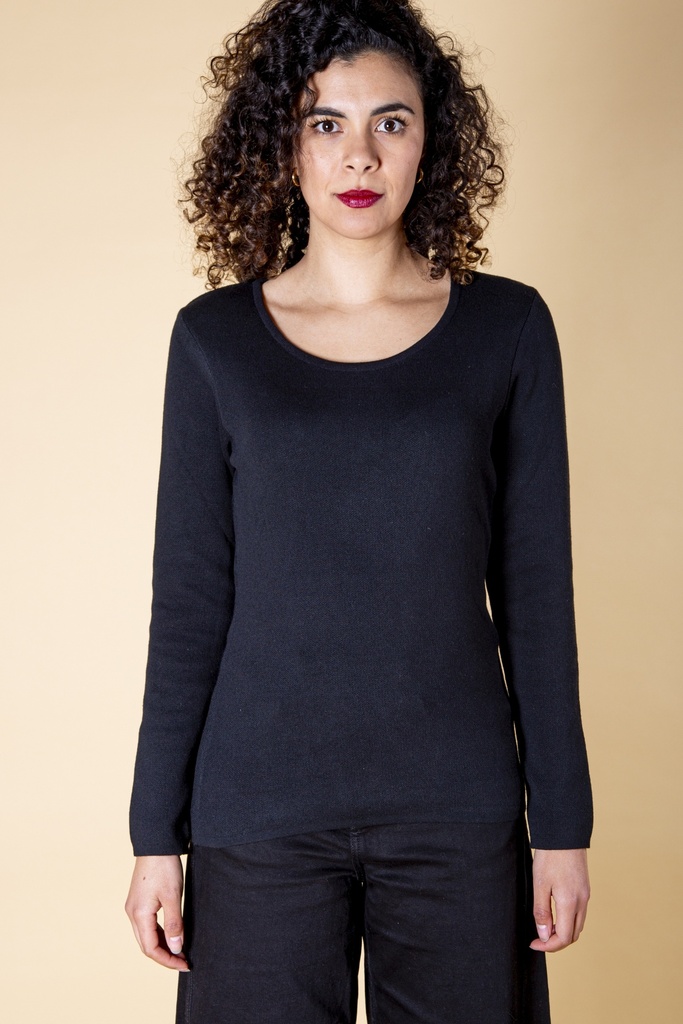 Vorderansicht bis zur Hüfte: der schwarze Strick-Jacquard-Pullover hat einen weit gerundeten Ausschnitt und schmale Ärmel bis zum Handgelenk.