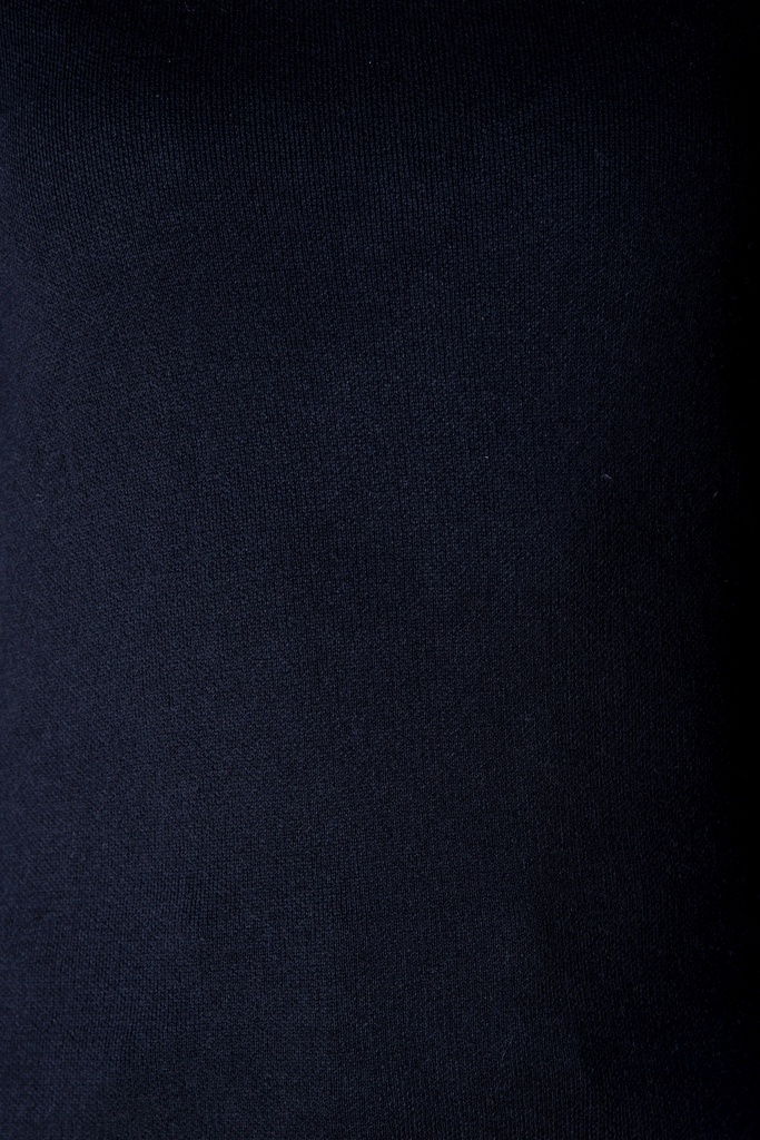 Makroaufnahme des schwarzen Pullover-Stricks: gleichmäßige, feine Maschen bilden eine glatte Oberfläche ohne sichtbares Muster.