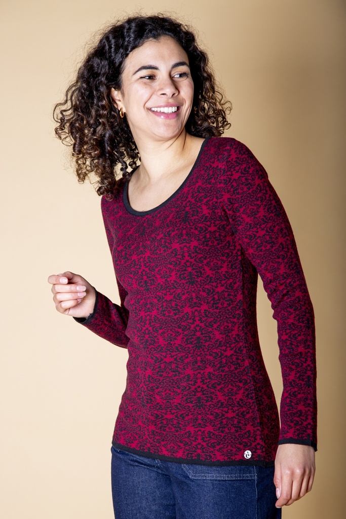 Vorderansicht in Bewegung: dunkelroter Pullover aus Strick-Jacquard mit schwarzem Rankenmuster, Rundhalsausschnitt und langen schmalen Ärmeln.