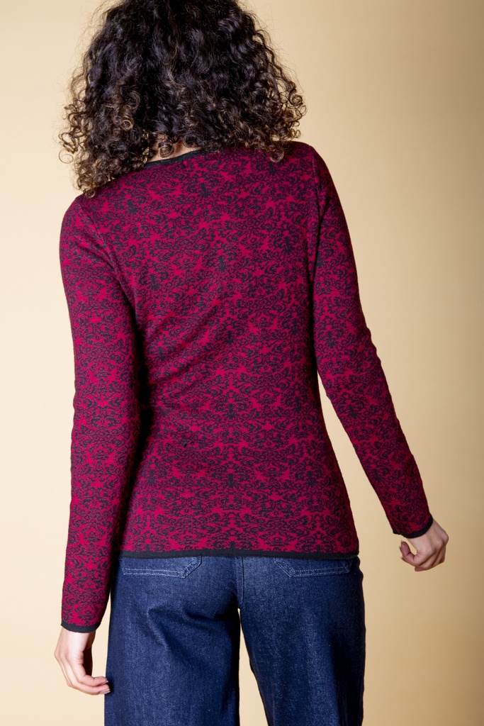 Rückansicht des Oberkörpers: das Ornamentmuster setzt sich über den Rücken fort, der Pullover folgt der Körperform.