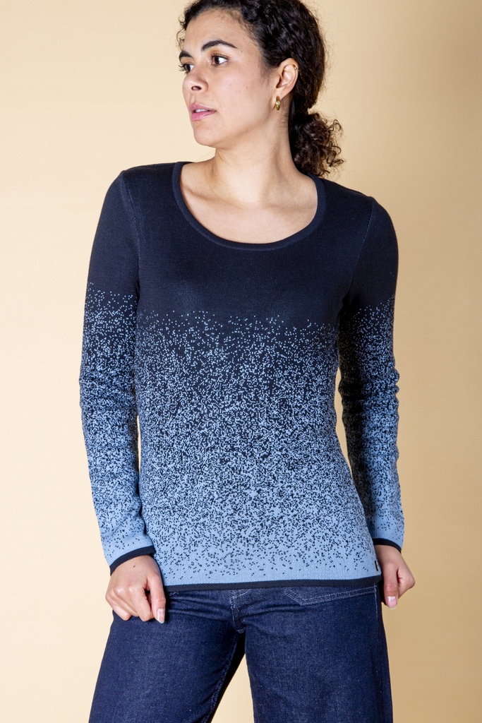 Vorderansicht bis zur Hüfte: dunkelblauer Pullover aus Strick-Jacquard mit hellblau gesprenkeltem Farbverlauf, Rundhalsausschnitt und schmalem Saum.