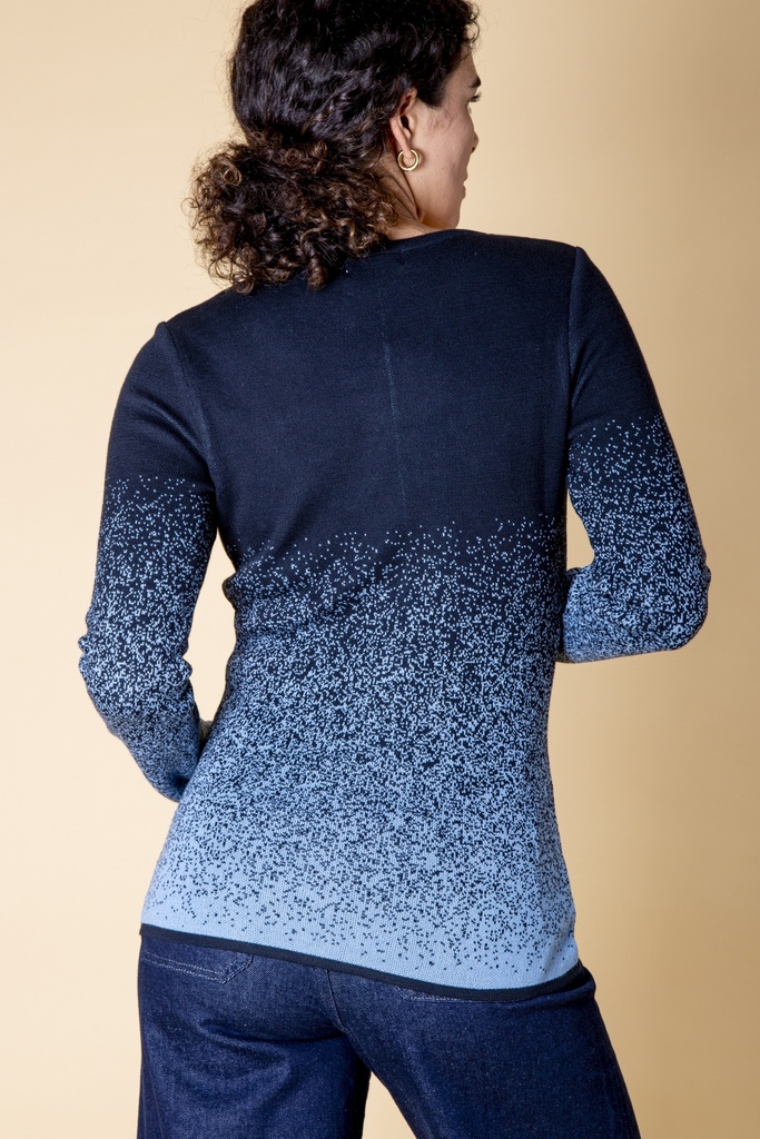 Rückansicht bis zur Hüfte: der dunkelblaue Strick-Jacquard-Pullover wird zu den Ärmeln und zum Saum hin hellblau gesprenkelt.
