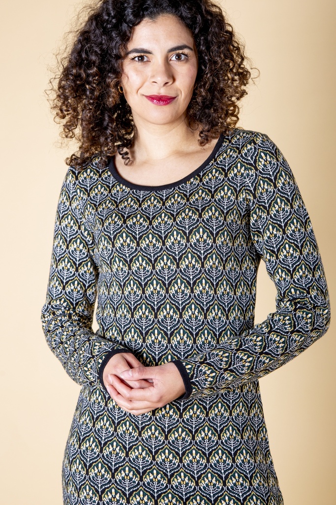 Vorderansicht bis zur Hüfte: dunkelblaues Kleid aus Strick-Jacquard mit gelb-weißen Blütenreihen, schwarzem Rundhalsausschnitt und langen Ärmeln.