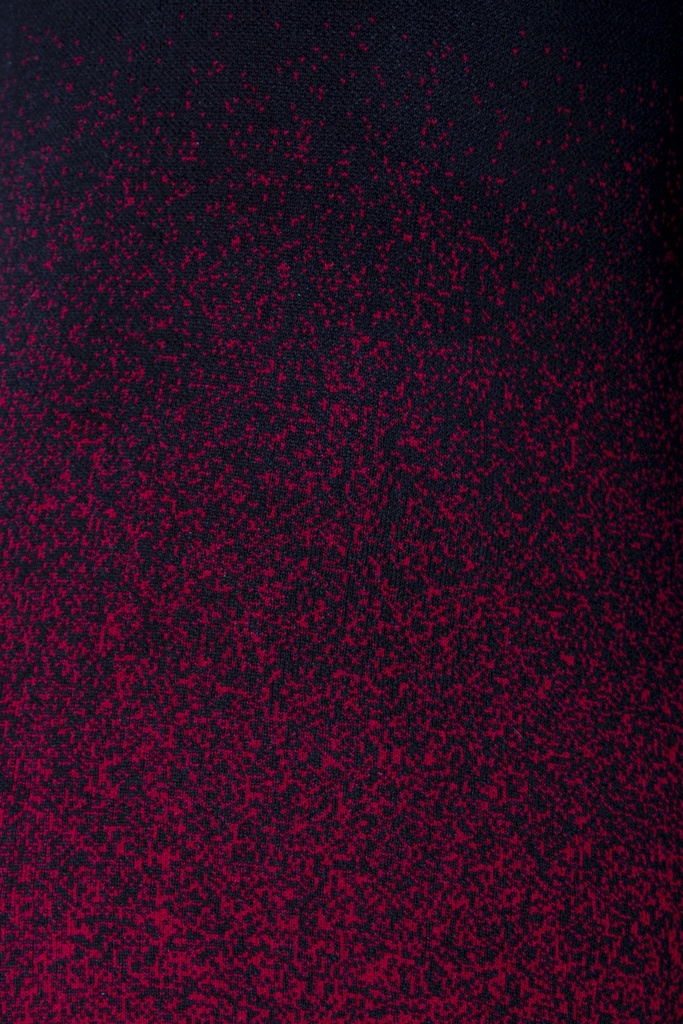 Makroaufnahme des Kleid-Stricks: rote Sprenkel verdichten sich auf schwarzem Grund nach unten zu einer dunkelroten Fläche des Jacquardmusters.