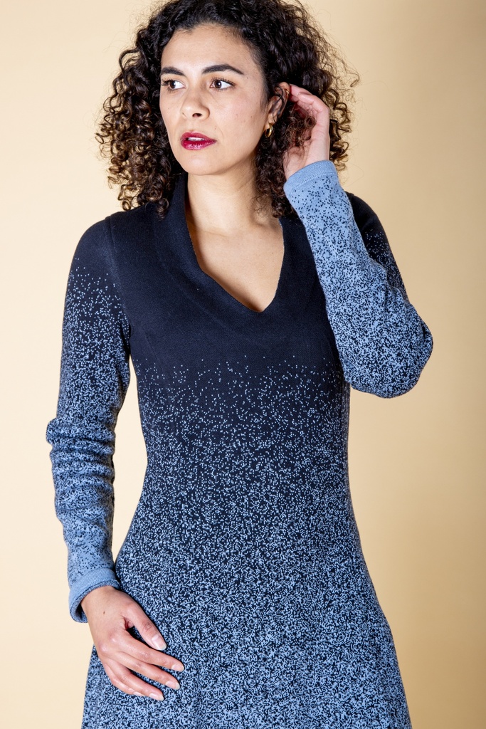 Vorderansicht bis zur Hüfte: dunkelblau-hellblau verlaufendes Kleid aus Strick-Jacquard mit V-Ausschnitt und gesprenkeltem Übergang zur A-Linie.