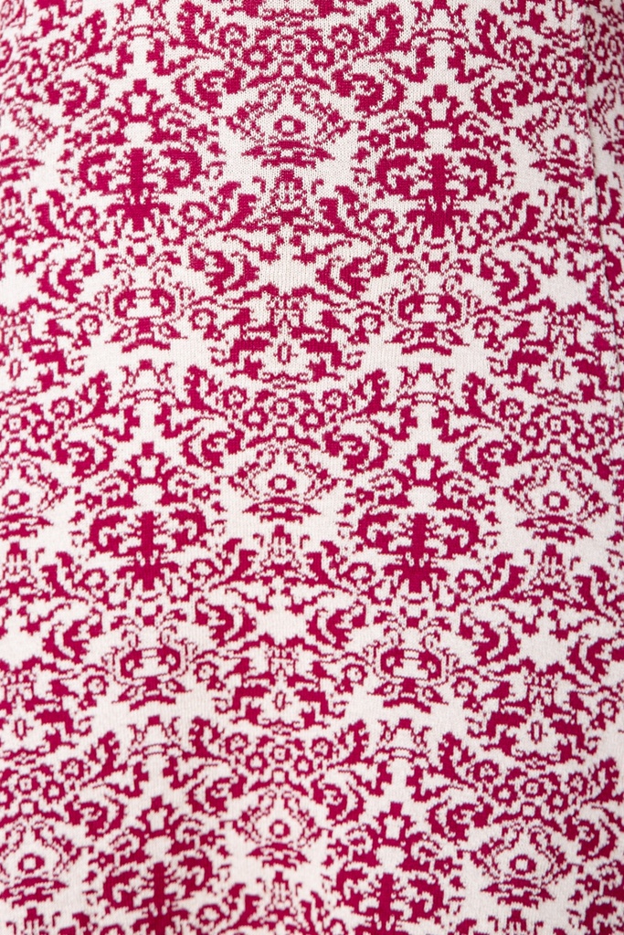 Makroaufnahme des Kleid-Stricks: symmetrische dunkelrote Barockornamente stehen in dichten versetzten Reihen auf weißem Jacquardgrund.