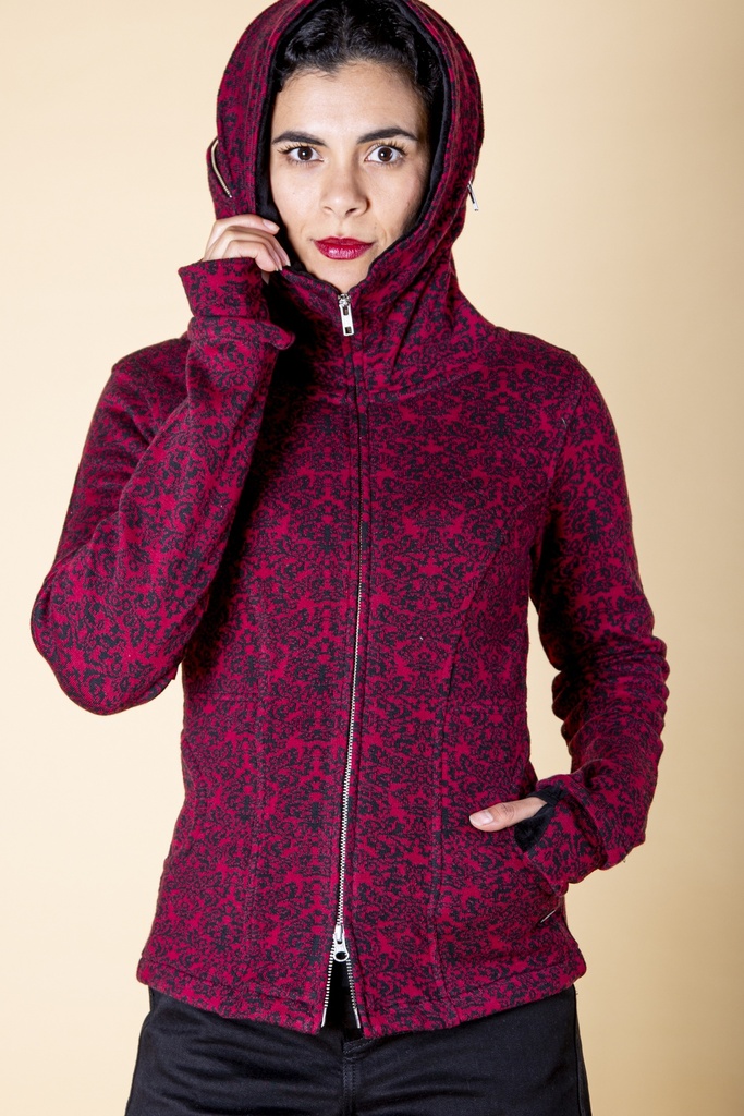 Vorderansicht mit aufgesetzter Kapuze: die dunkelrot-schwarz gemusterte Strick-Jacquard-Jacke zeigt Reißverschluss, hohen Kragen und Eingrifftasche.