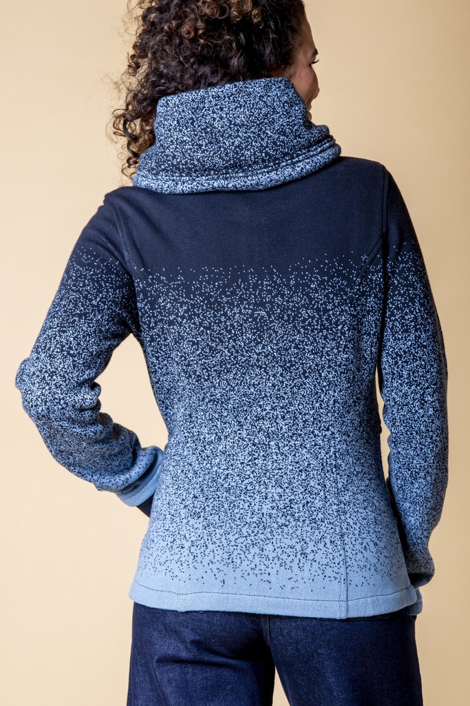 Rückansicht bis zur Hüfte: der dunkelblaue Strick-Jacquard der Jacke wird zur Taille und zum Saum hin hellblau gesprenkelt.
