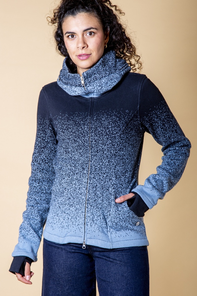Vorderansicht bis zur Hüfte: blau verlaufende Jacke aus Strick-Jacquard mit Reißverschluss, Kapuzenschal und einer Hand in der Eingrifftasche.