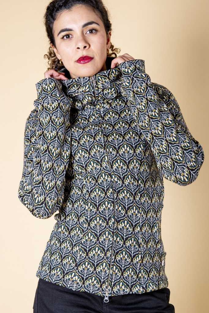 Vorderansicht bis zur Hüfte: dunkelblaue Jacke aus Strick-Jacquard mit gelb-weißen Blütenreihen, Reißverschluss und hohem Kapuzenschal.