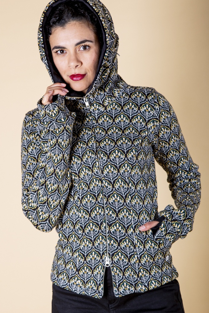 Vorderansicht mit aufgesetzter Kapuze: die dunkelblaue Blütenmuster-Jacke aus Strick-Jacquard zeigt Reißverschluss, Eingrifftasche und hohen Kragen.