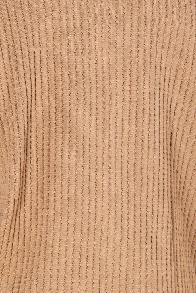 Makroaufnahme des Gestricks: sandfarbene Jacke aus Strick-Uni mit dicht angeordneten, vertikalen Rippen in einer feinen Maschenstruktur.