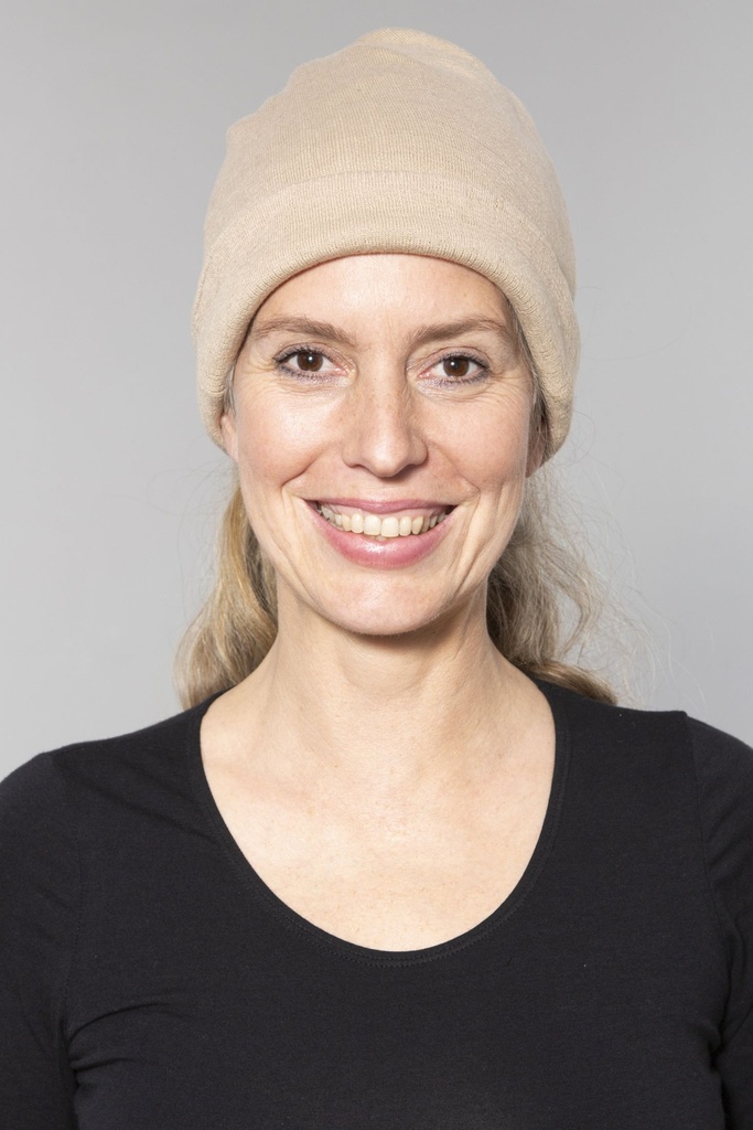 Porträt von vorn: die beige Mütze sitzt locker über der Stirn, der Rand ist einmal umgeschlagen.