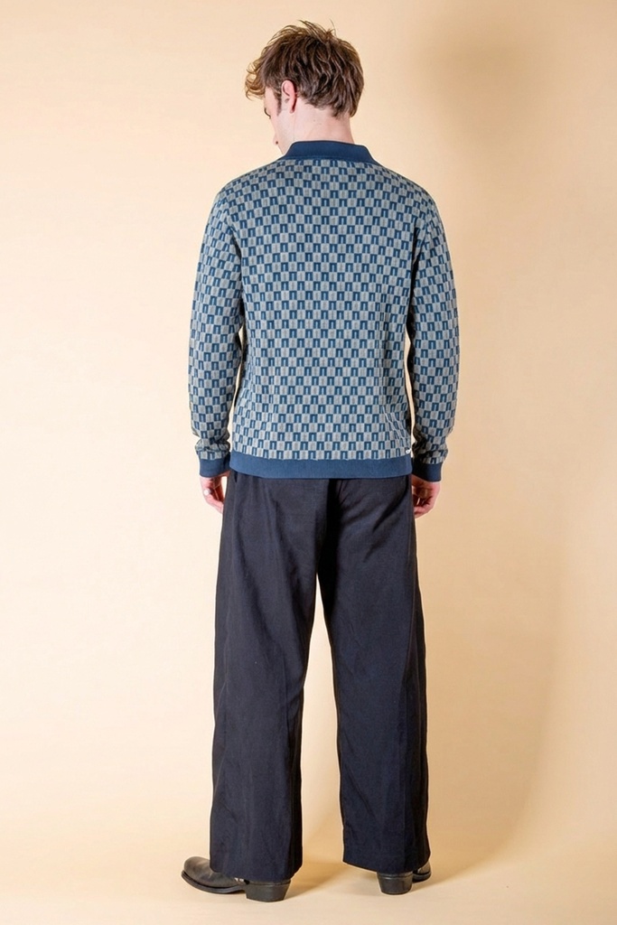 Ganzkörper-Rückansicht: Das blaue Poloshirt mit geometrischem Jacquardmuster hat einen dunklen Kragen sowie gerippte Bündchen und Saum.