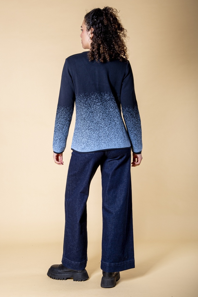 Rückansicht in ganzer Länge: der dunkelblaue Cardigan wird zum unteren Rücken und an den Ärmeln hin hellblau gesprenkelt.